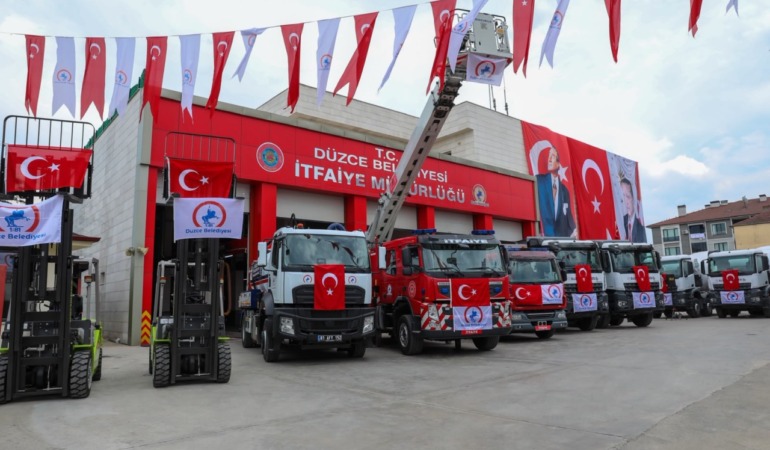 Düzce Belediyesi Araç Filosunu Güçlendirdi: Yeni Hizmet Araçları Törenle Tanıtıldı!