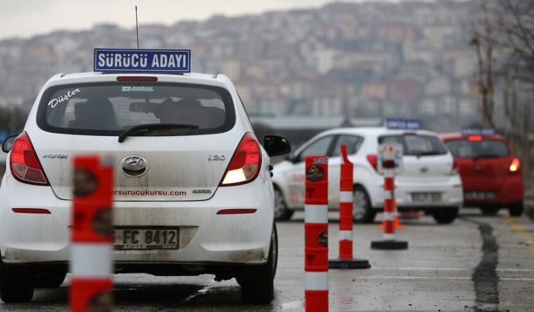 Güneşe Çıkamayan Sürücü Adayına Özel Akşam Direksiyon Sınavı