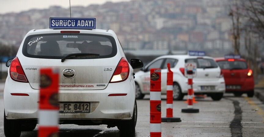 gunese-cikamayan-surucu-adayina-ozel-aksam-direksiyon-sinavi