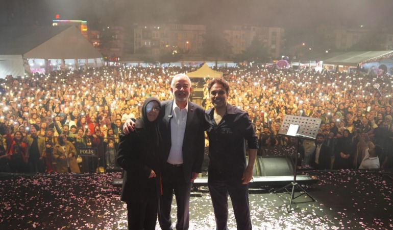 Isparta Gül Festivali’nde Muhteşem Başlangıç: İlk Akşamda Unutulmaz Müzik Şöleni!