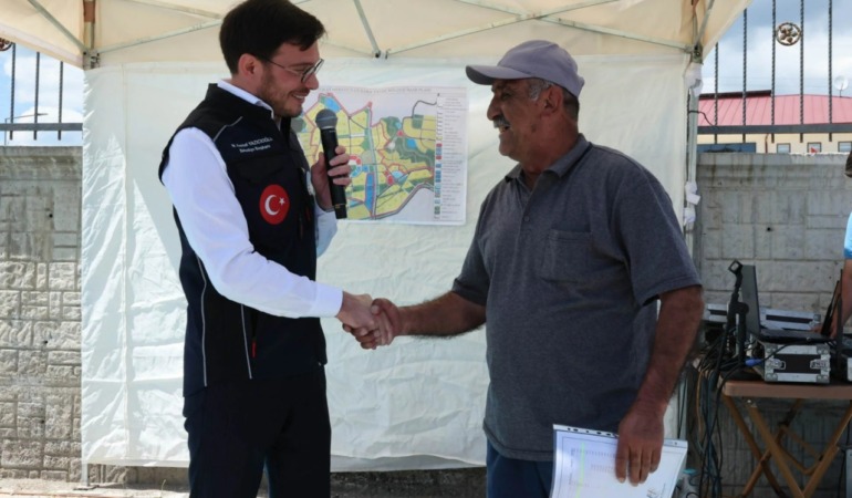KARAYATAK’TA YILLARIN BEKLEYİŞİ SONA ERDİ, BAŞKAN YAZICIOĞLU’NDAN TAPU MÜJDESİ!