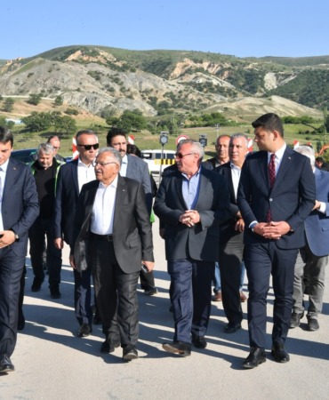 kayseri-buyuksehir-felahiye-yolunda-hummali-calismada-baskan-buyukkilic-sahaya-indi