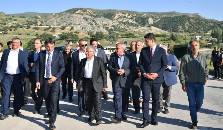 Kayseri Büyükşehir Felahiye Yolunda Hummalı Çalışmada: Başkan Büyükkılıç Sahaya İndi!