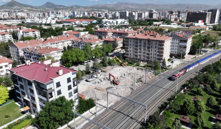 Konya Ulaşımında Dev Adım: Başkan Altay Demiryolu Caddesi’nde Kesintisiz Ulaşım Koridoru Oluşturulduğunu Açıkladı!