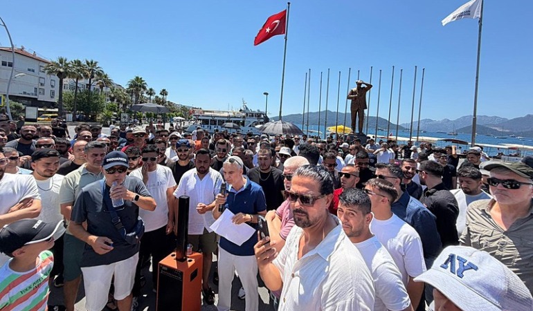 Marmaris’te çarşı esnafından belediyeye protesto