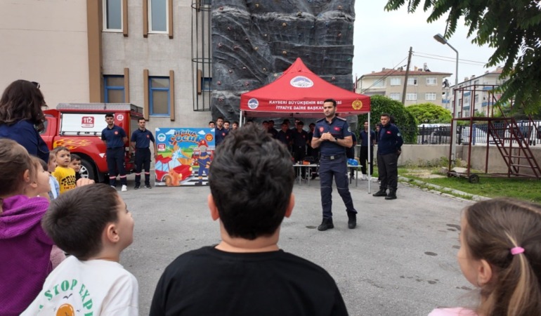 Miniklere Hayati Eğitim: Kayseri Büyükşehir İtfaiyesi’nden Anaokulu Öğrencilerine Afetlere Hazırlık Eğitimi!