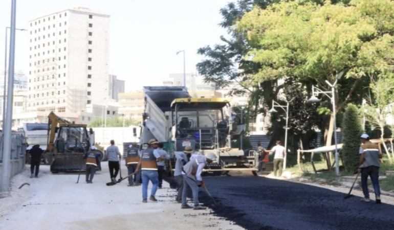Şanlıurfa’da Altyapı Hamlesi: Büyükşehir Akpiyar Mahallesi’nde Yolları Sıcak Asfaltla Yeniliyor!