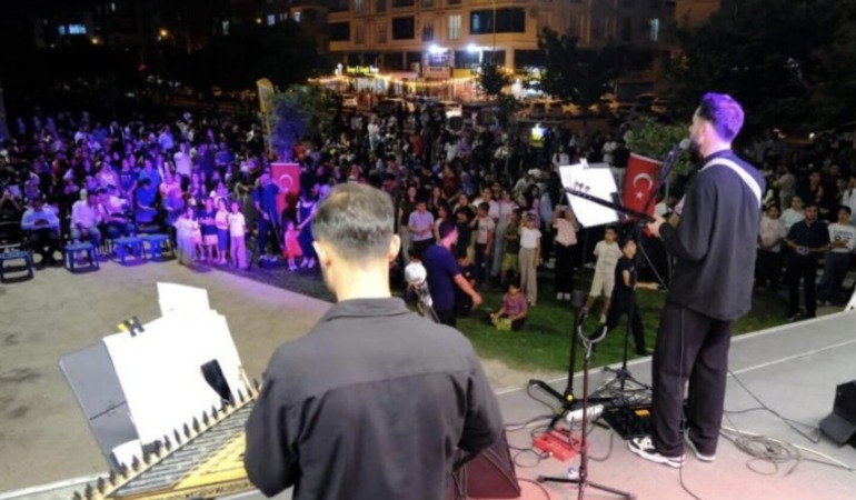 Şanlıurfa’da Müzik Rüzgarı: Büyükşehir Belediyesi’nin “Yaza Merhaba” Konserleri Coşkuyla Başladı!