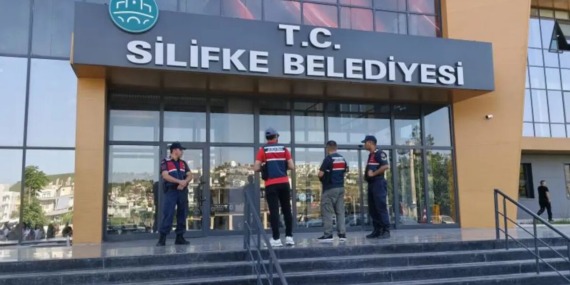 silifke-belediyesinde-kutu-kutu-vurgun-baskan-ve-a-takimina-dev-operasyon