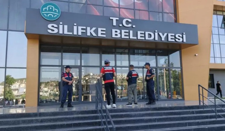 SİLİFKE BELEDİYESİ’NDE ‘KUTU KUTU’ VURGUN! BAŞKAN VE A TAKIMINA DEV OPERASYON