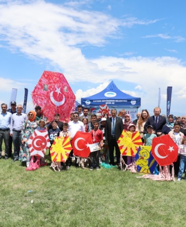 sultan-sazliginda-muhtesem-manzara-spor-a-s-ile-ucurtma-senligi-ve-genclik-bulusmasi-coskusu