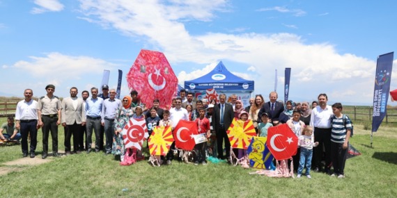 sultan-sazliginda-muhtesem-manzara-spor-a-s-ile-ucurtma-senligi-ve-genclik-bulusmasi-coskusu