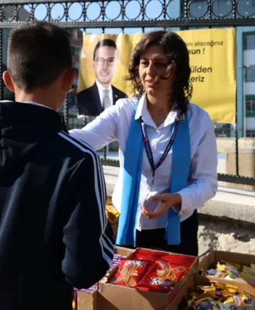 tokat-belediyesinden-lgs-gunu-velilere-anlamli-destek-okul-onlerinde-heyecan-paylasildi