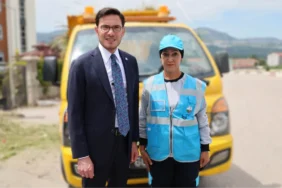 tokat-sokaklarinda-cop-taksi-direksiyonunda-kadin-eli-temizlige-estetik-ve-titizlik-dokunusu