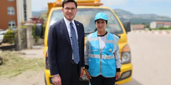 tokat-sokaklarinda-cop-taksi-direksiyonunda-kadin-eli-temizlige-estetik-ve-titizlik-dokunusu