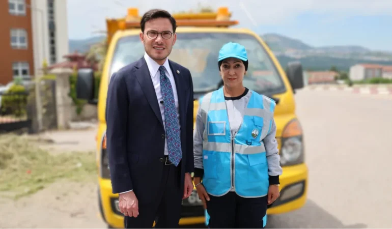tokat-sokaklarinda-cop-taksi-direksiyonunda-kadin-eli-temizlige-estetik-ve-titizlik-dokunusu