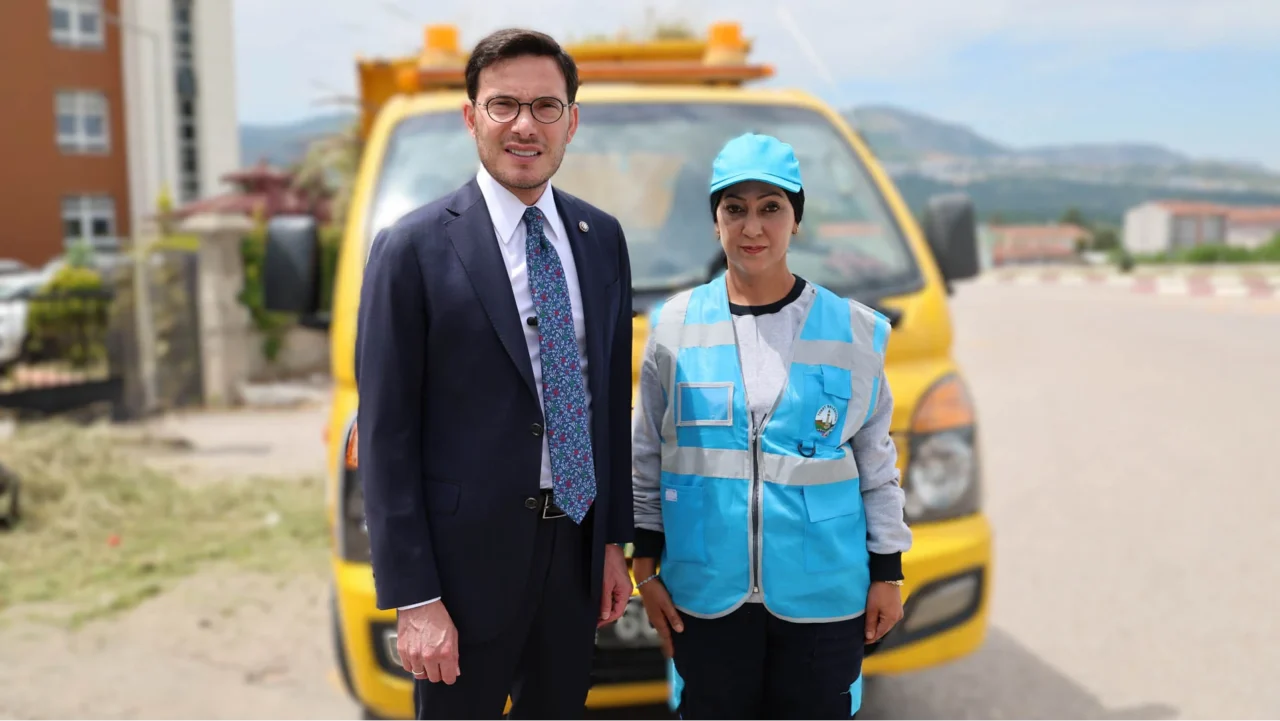 tokat-sokaklarinda-cop-taksi-direksiyonunda-kadin-eli-temizlige-estetik-ve-titizlik-dokunusu