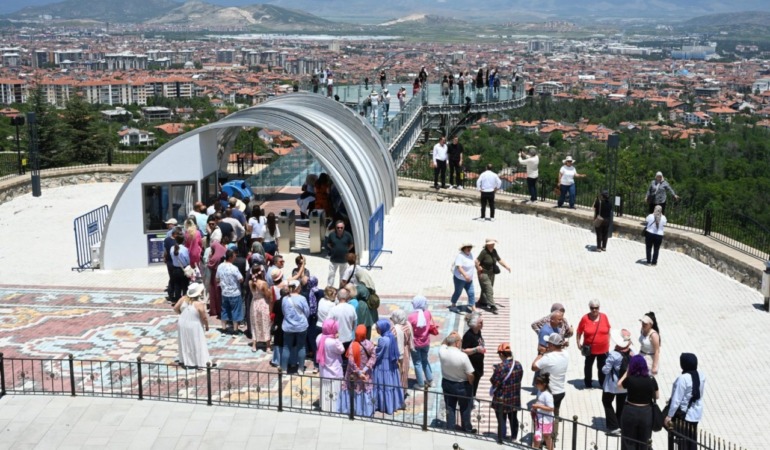 Tur Firmaları Rotayı Isparta’ya Çevirdi: Şehir Ziyaretçi Akınına Uğradı!