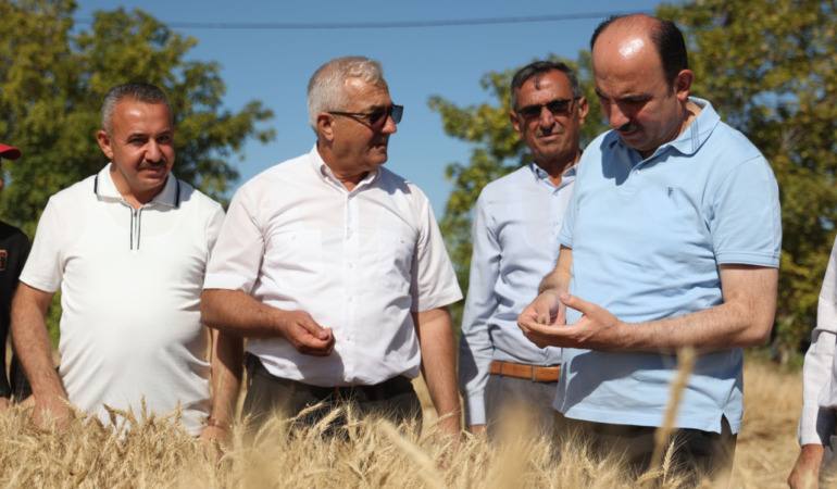 Başkan Altay Direksiyona Geçti: Altınekin’de Bereketli Hasadı Başlattı!