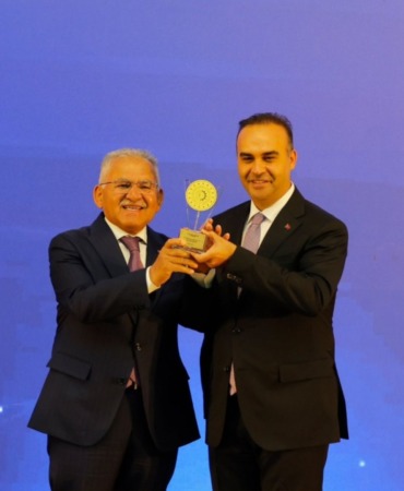 baskan-buyukkilic-turkiyede-ilk-olan-res-projesiyle-bakan-kacirin-elinden-odul-aldi