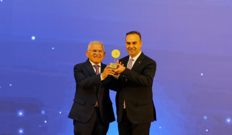 Başkan Büyükkılıç, Türkiye’de ilk olan RES projesiyle Bakan Kacır’ın elinden ödül aldı