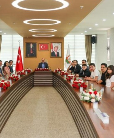 baskan-gulpinar-lgs-sampiyonlarini-agirladi-sanliurfa-basarili-gencleriyle-anilsin-istiyoruz