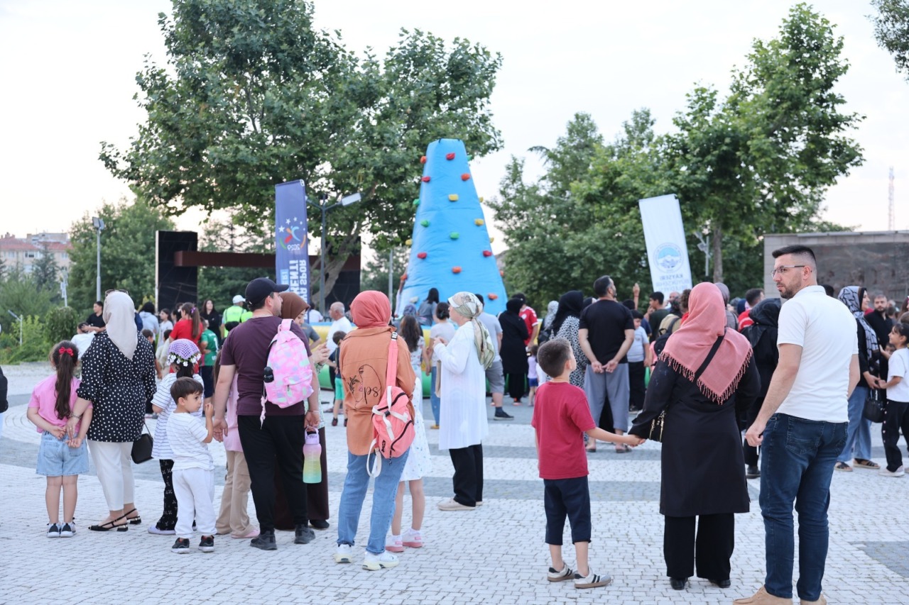 buyuksehir-spor-a-s-cocuklarin-yuzunu-guldurdu-hacilarda-coskulu-spor-bulusmasi