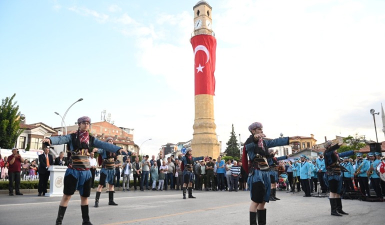 Çorum Belediyesi Şehri Bayrama Çeviriyor: Hitit Festivali Başlıyor!