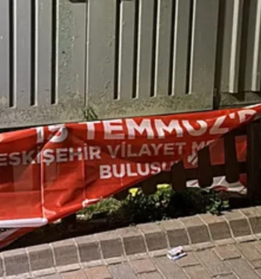 eskisehirde-hamamyolu-caddesinde-15-temmuz-afislerinin-indirildigi-iddiasi