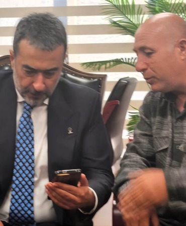 mansur-yavas-sirtini-dondu-hakan-han-ozcan-kucak-acti