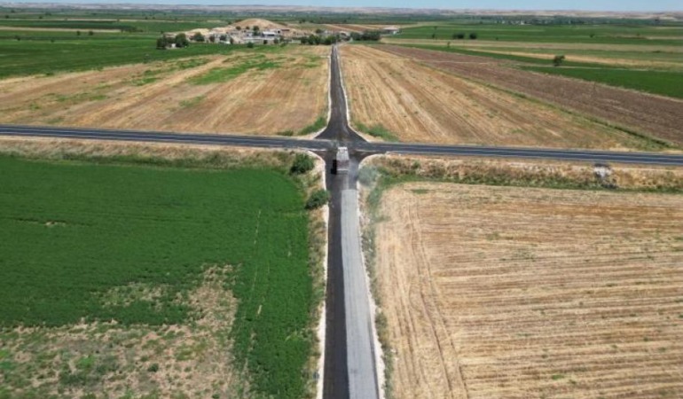 Şanlıurfa’da Kırsal Yollara Asfalt Konforu: Büyükşehir Suruç’ta Yol Atağını Sürdürüyor