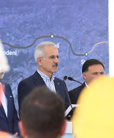 bakan-uraloglu-yerkoy-kayseri-yuksek-hizli-tren-hattindaki-calismalari-inceledi