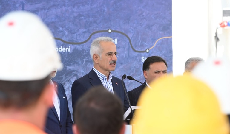 Bakan Uraloğlu, Yerköy-Kayseri Yüksek Hızlı Tren Hattı’ndaki Çalışmaları İnceledi