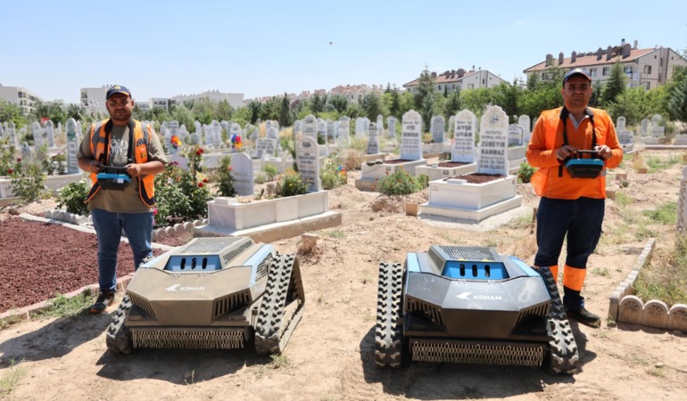 Başkan Uğur İbrahim Altay Teknolojiyle Hizmette Dönem Başlattı: Konya Mezarlıklarında Robotik Bakım!
