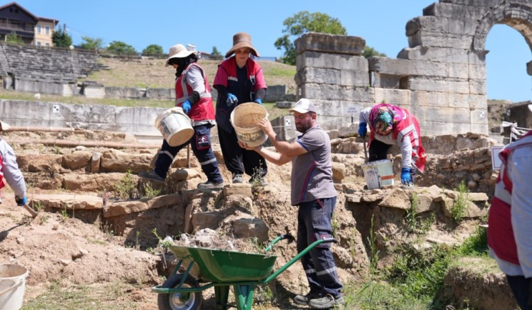 Düzce Belediyesi’nden Batı Karadeniz’in Efes’ine Dev Katkı: Konuralp Kazıları Hız Kesmiyor