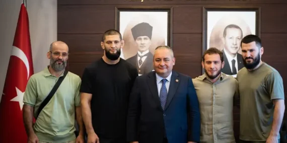 fc-sampiyonu-khamzat-chimaev-kecioren-belediyesini-ziyaret-etti