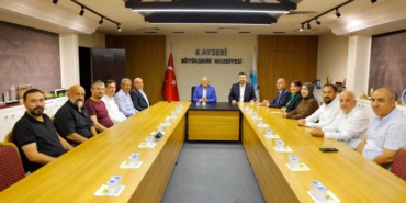 kayseri-buyuksehir-belediyesinde-yogun-ziyaret-trafigi-gonul-belediyeciligi-vurgusu