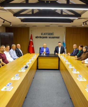 kayseri-buyuksehir-belediyesinde-yogun-ziyaret-trafigi-gonul-belediyeciligi-vurgusu