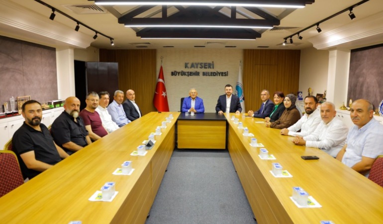 Kayseri Büyükşehir Belediyesi’nde Yoğun Ziyaret Trafiği: Gönül Belediyeciliği Vurgusu