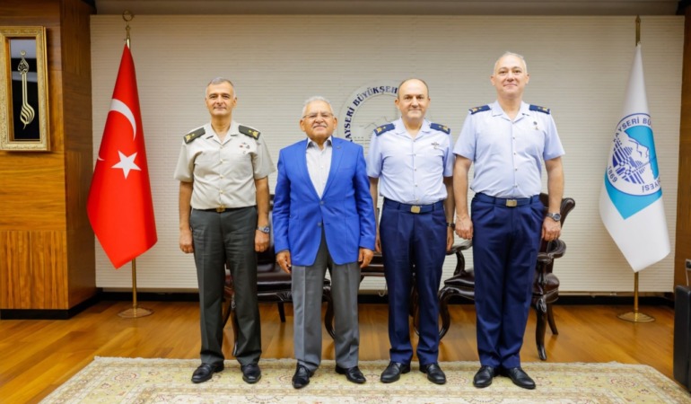 Kayseri’de Anlamlı Veda: Garnizon ve Jandarma Komutanlarından Başkan Büyükkılıç’a Ziyaret