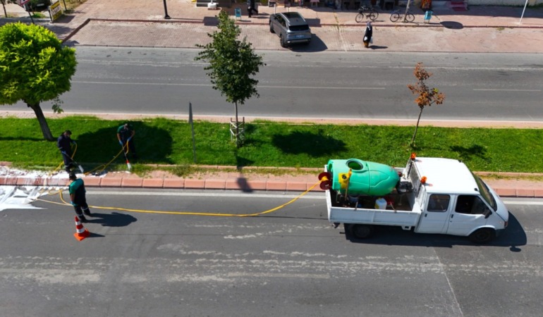Kayseri’de Gece Mesaisi: Park ve Bahçelerde Çevreci İlaçlama Seferberliği