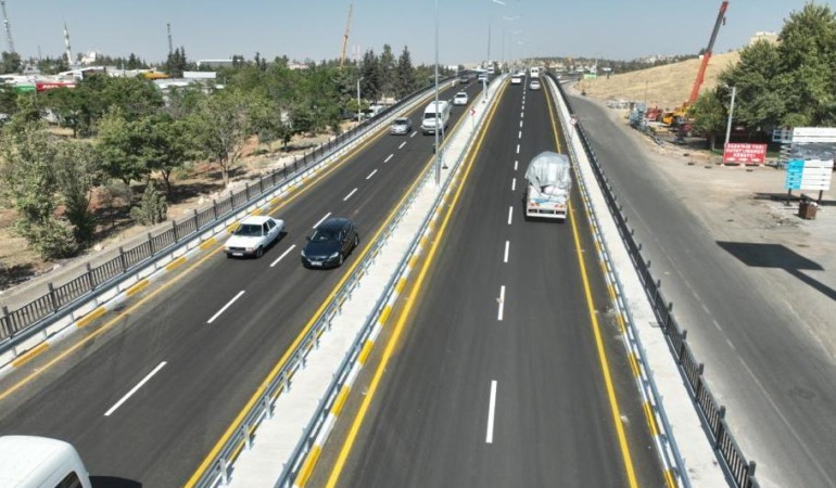 Şanlıurfa Büyükşehir Belediyesi’nden Dev Ulaşım Hamlesi: Sanayi Bölgesinde Araç Geçişleri Başladı