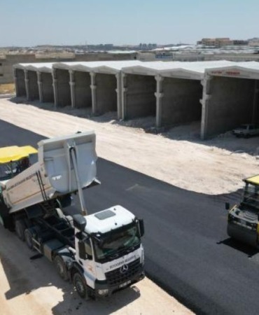 sanliurfa-buyuksehirden-esnafa-ulasim-kolayligi-gida-ve-matbaacilar-sitesi-yolu-sicak-asfaltla-yenilendi