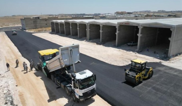 Şanlıurfa Büyükşehir’den Esnafa Ulaşım Kolaylığı: Gıda ve Matbaacılar Sitesi Yolu Sıcak Asfaltla Yenilendi!