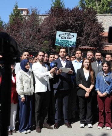 ak-parti-ankara-il-genclik-kollarindan-12-eylulun-46-yilinda-ulucanlar-cezaevi-onunde-demokrasi-vurgusu
