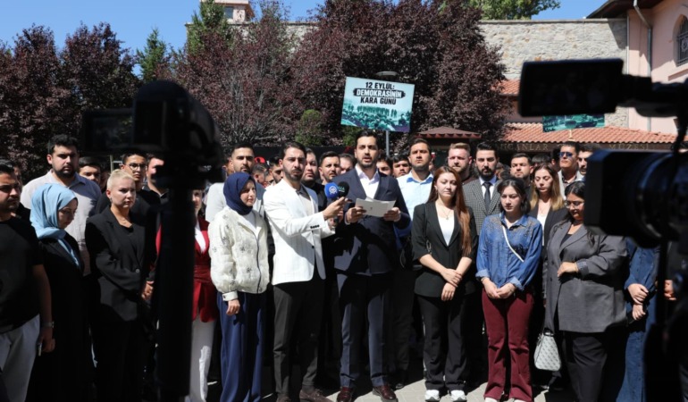 AK Parti Ankara İl Gençlik Kolları’ndan 12 Eylül’ün 46. Yılında Ulucanlar Cezaevi Önünde Demokrasi Vurgusu