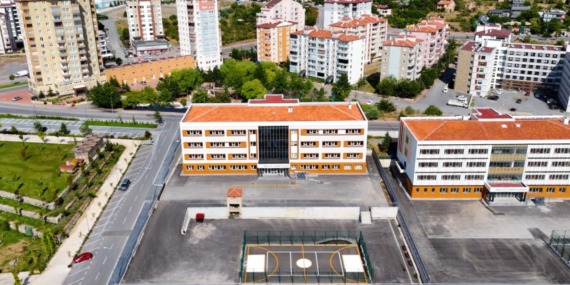 kayseride-okul-bahcelerine-dogal-dokunus-buyuksehir-ekiplerinden-peyzaj-ve-agaclandirma-hamlesi