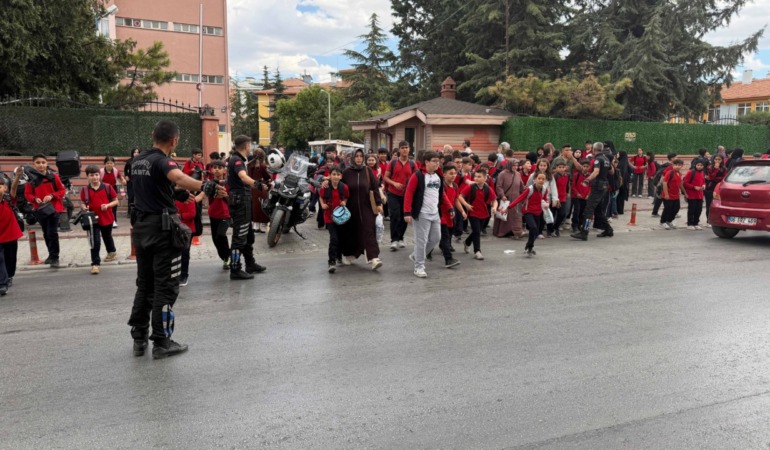 Öğrenciler İçin Güvenli Geçiş: Konya Zabıtası Okul Önlerinde Mesaide