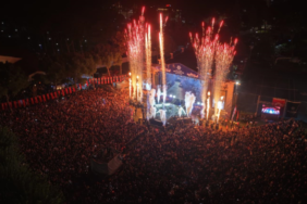 aydinda-genclik-ruzgari-esti-aydinfestin-acilis-gununde-on-binler-konserde-bulustu
