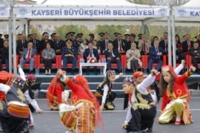 kayseride-29-ekim-coskusu-meydanlara-sigmadi-baskan-buyukkilic-vatandaslarla-birlikte-bayrami-kutladi